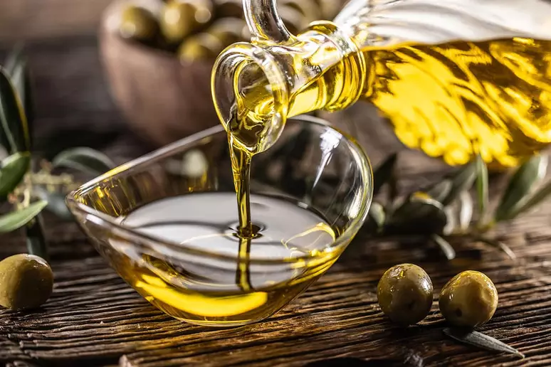 Polícia apreende 7 mil garrafas de azeite falsificado em grande operação; VEJA VÍDEO