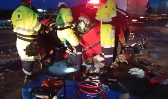 Mulher morre em batida entre moto, carro e carreta na BR-070