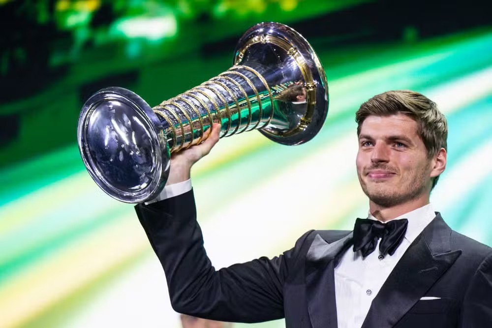 Max Verstappen, que já está acostumado com os holofotes da premiação, subiu ao palco para receber o troféu de campeão da Fórmula 1 pela quarta vez