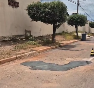 O trabalho foi registrado em vídeo, onde é possível ver os moradores misturando e aplicando a massa diretamente nos buracos da via.