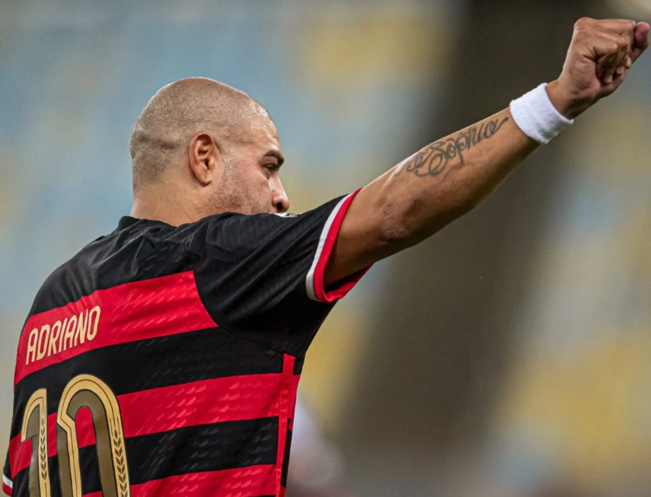 Adriano vestiu o manto do Flamengo pela última vez