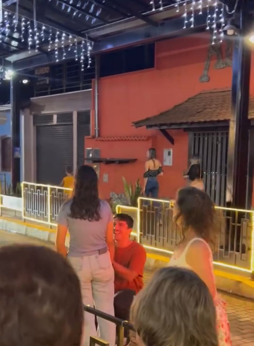 Jovem Faz Pedido de Casamento Surpreendente em Praça de Chapada
