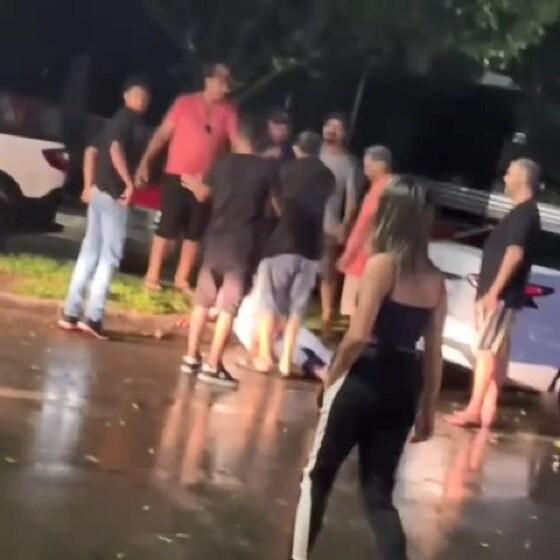 motorista de aplicativo sendo agredido após desentendimento