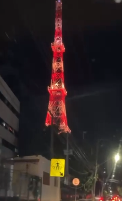 A torre, que sempre foi referência no centro de Cuiabá, ganhou ainda mais destaque com a decoração temática. As luzes desempenham uma atmosfera festiva, proporcionando um visual impactante durante a noite.