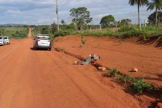 Homem é assassinado e deixado em estrada com pés e mãos amarrados