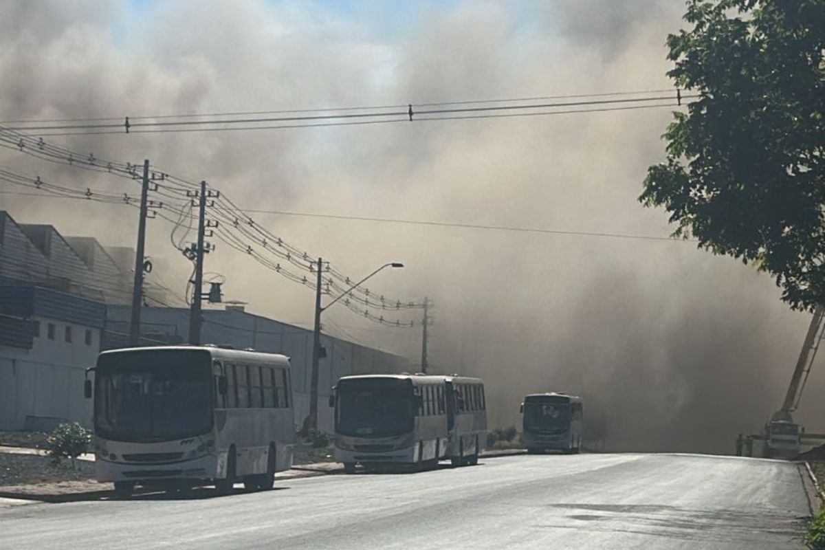 Fogo Atinge Fábrica de Cuiabá e Deixa Estragos