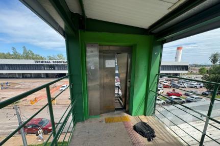 Elevador inativo há 8 meses na rodoviária causa transtornos para pedestres