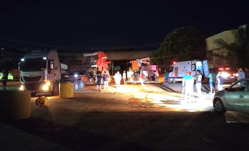 Fios de alta tensão enroscaram na carga, deixando parte do centro da cidade sem energia.