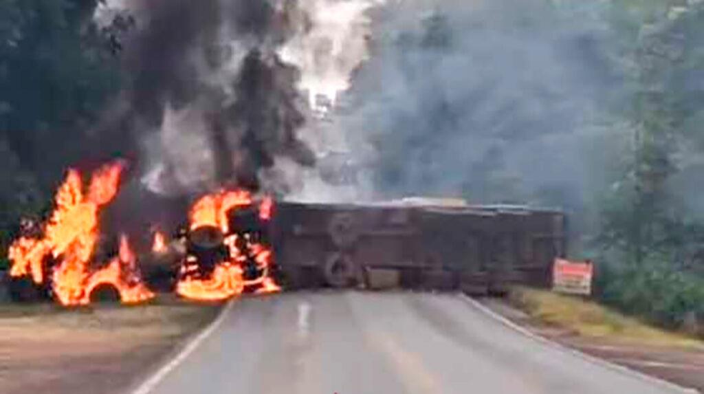 Carreta tomba, pega fogo e bloqueia rodovia em MT