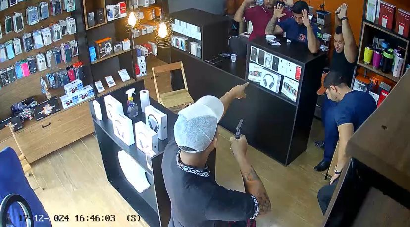 Câmeras Registram Momento Exato em que Bandidos Roubam Loja