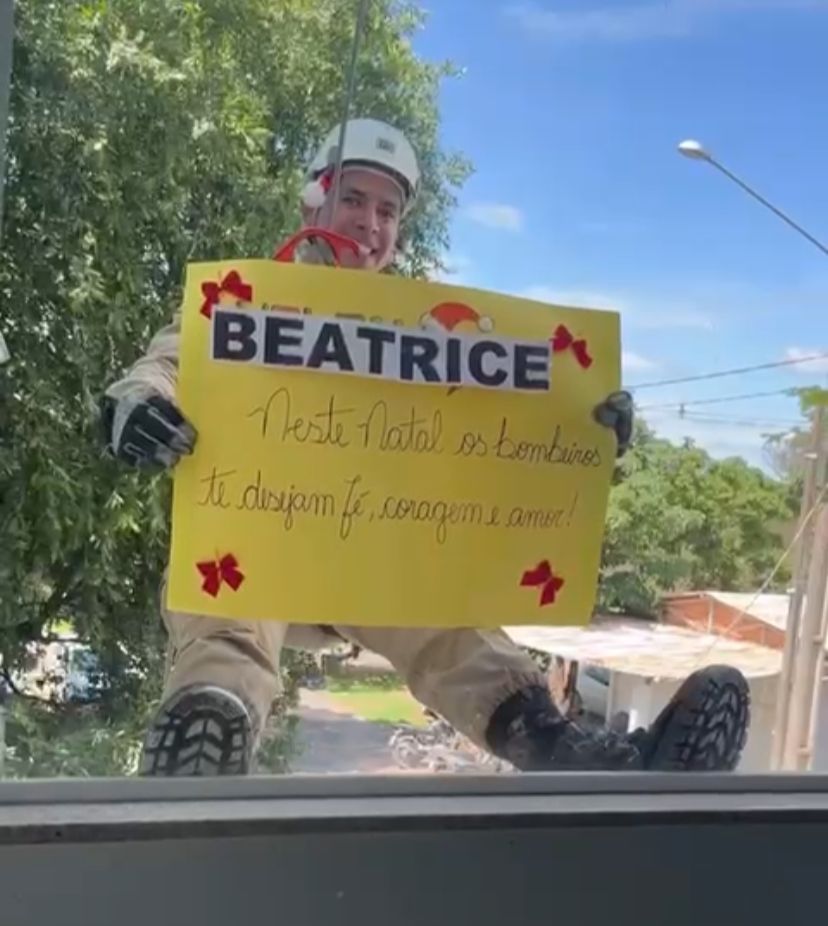 Bombeiros emocionam crianças com rapel natalino no Hospital do Câncer