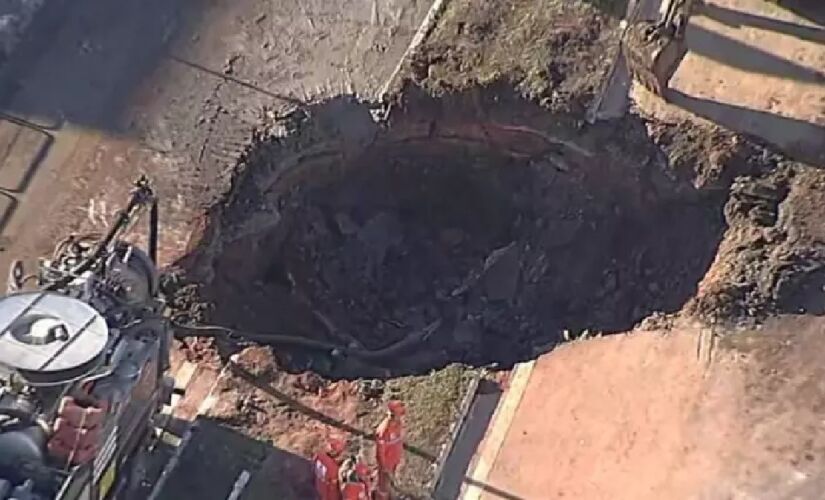 Carro é engolido por cratera em Águas Claras no DF; VEJA VÍDEO