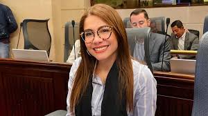 Parlamentar é flagrada fumando vape durante debate na Colômbia; VEJA VÍDEO