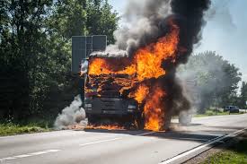 Caminhão com carga de gelo pega fogo na W3 Norte, em Brasília; VEJA VÍDEO