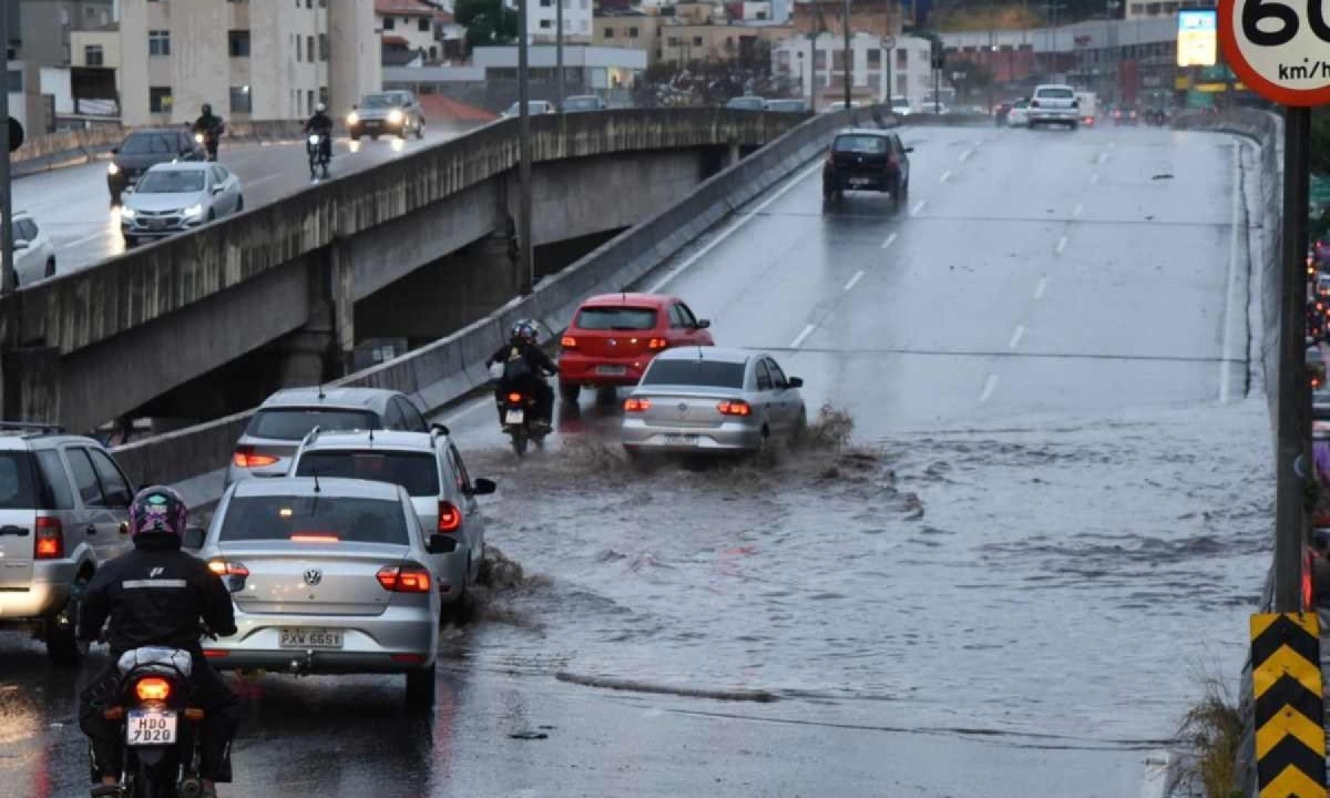 Temporal e ventos fortes atingem contagem e BH e deixa Defesa Civil em alerta; VEJA VÍDEO