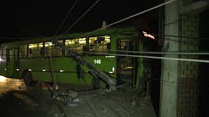 Ônibus sem freio invade loja em Belo Horizonte e gera prejuízo de R$ 50 mil; VEJA VÍDEO