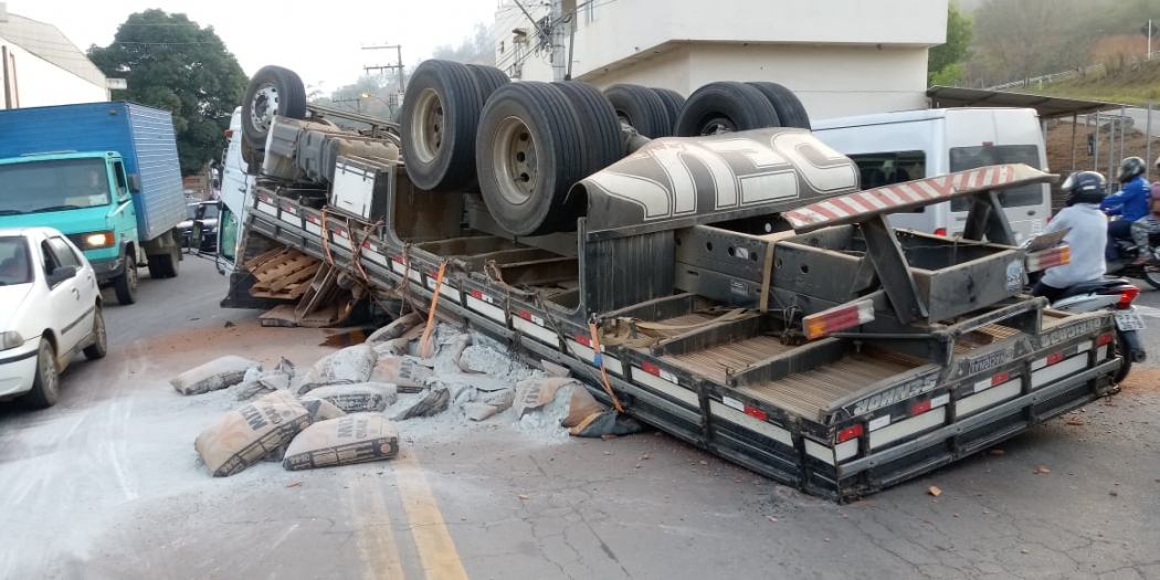 Veículo de carga tomba neste sábado em movimentada rotatória de Cuiabá