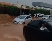 Em uma das gravações, um morador mostra uma enxurrada passando em frente à sua casa.