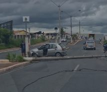 Testemunhas relataram que o poste ficou inclinado após o impacto, mas não há confirmação sobre possíveis danos ao equipamento de radar.
