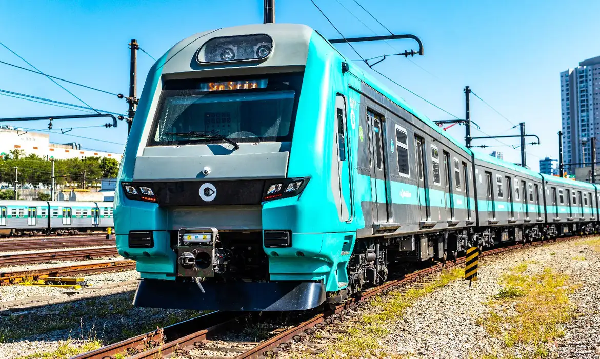 Desníveis em plataformas de trem em SP desafiam passageiros diariamente; VEJA VÍDEO