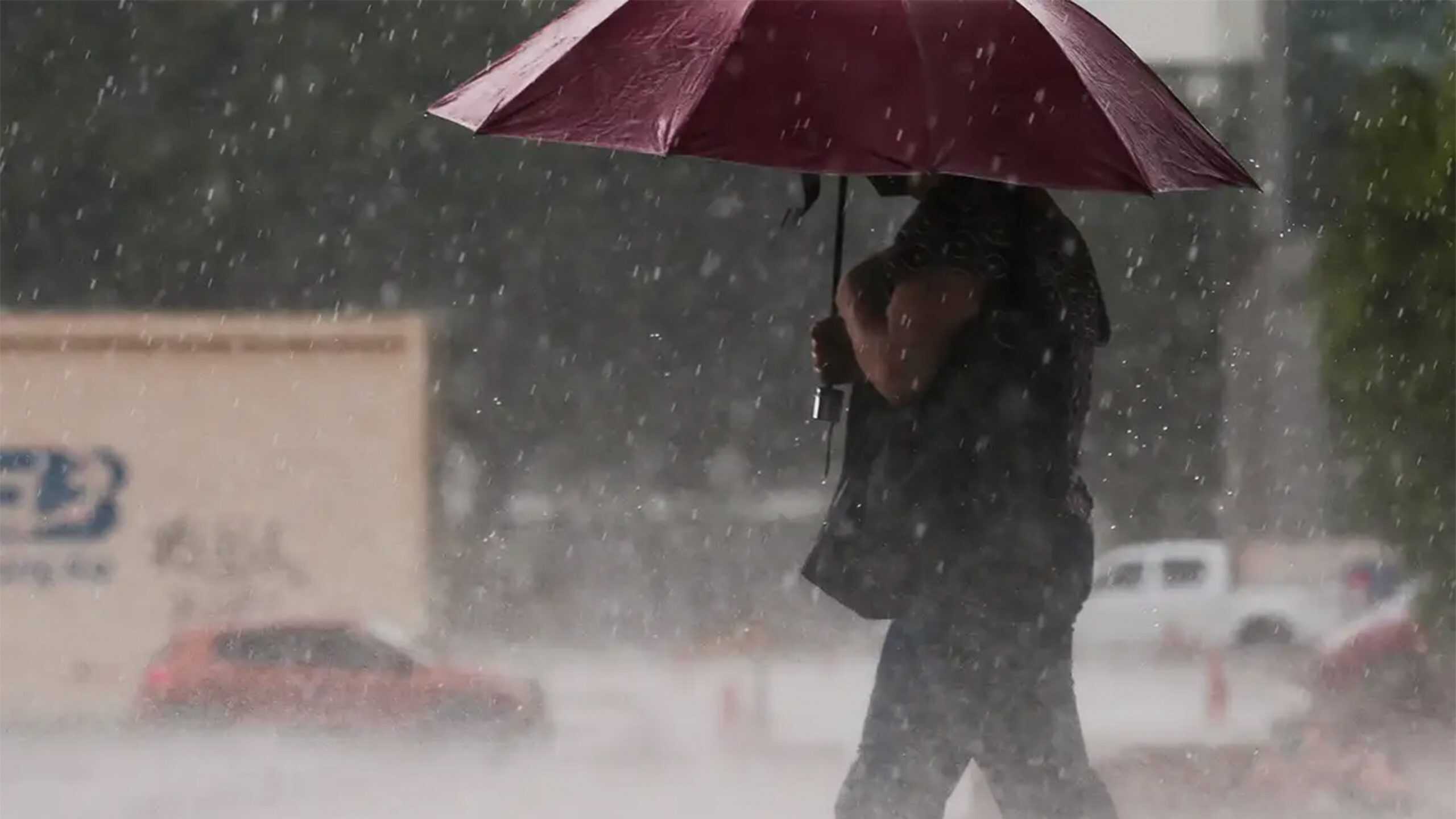 Temporal causa alagamento e fecha avenida em Belo Horizonte; VEJA VÍDEO