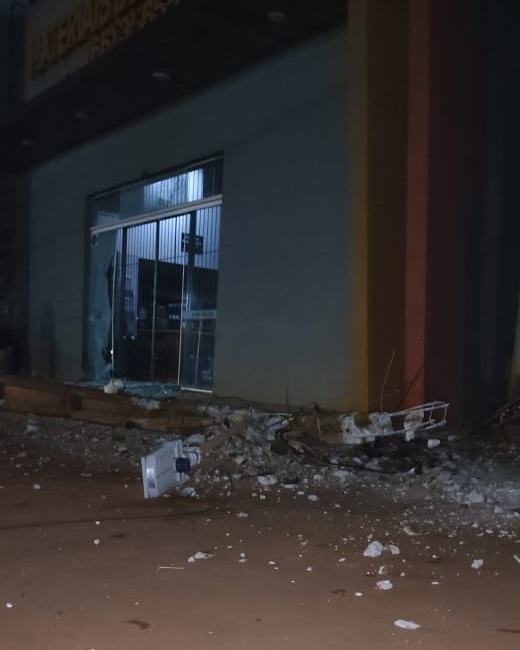 Carro em alta velocidade destrói poste em Aripuanã