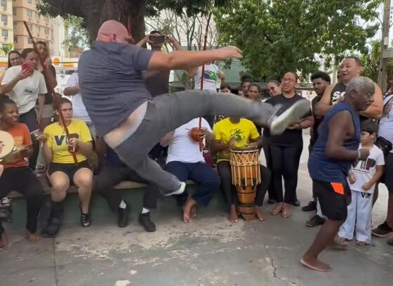 O evento aconteceu na icônica Praça do Choppão, com a presença do mestre Sombra, do grupo Muzenza.