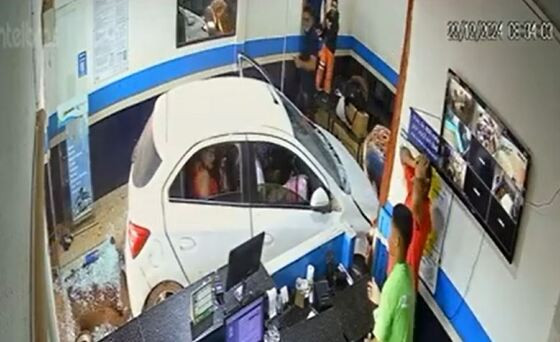 Carro desgovernado invade sala de rodoviária em MT