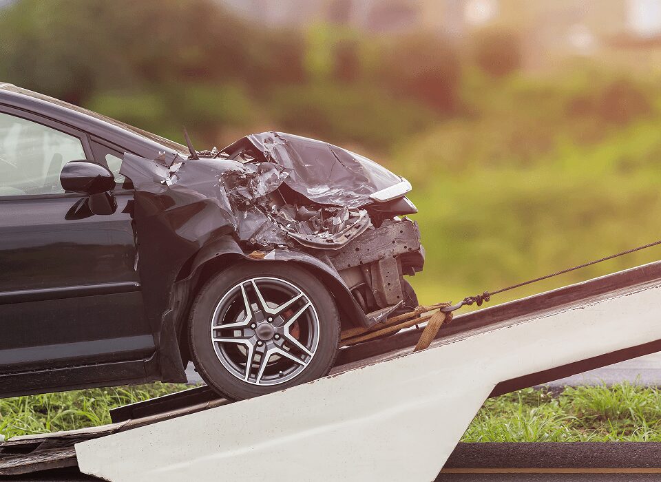 Homem morre após carro atravessar guarda-corpo e colidir com poste na Grande BH; VEJA VÍDEO