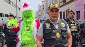 Agente fantasiado de Grinch desmantela rede de tráfico de drogas no Peru; VEJA VÍDEO