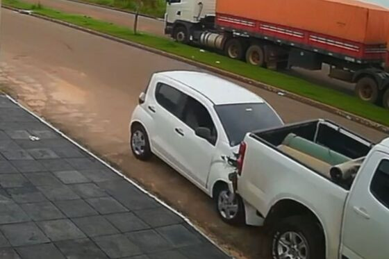 Uma câmera de segurança registrou o momento em que a motorista perdeu o controle do carro, um Fiat Mobi