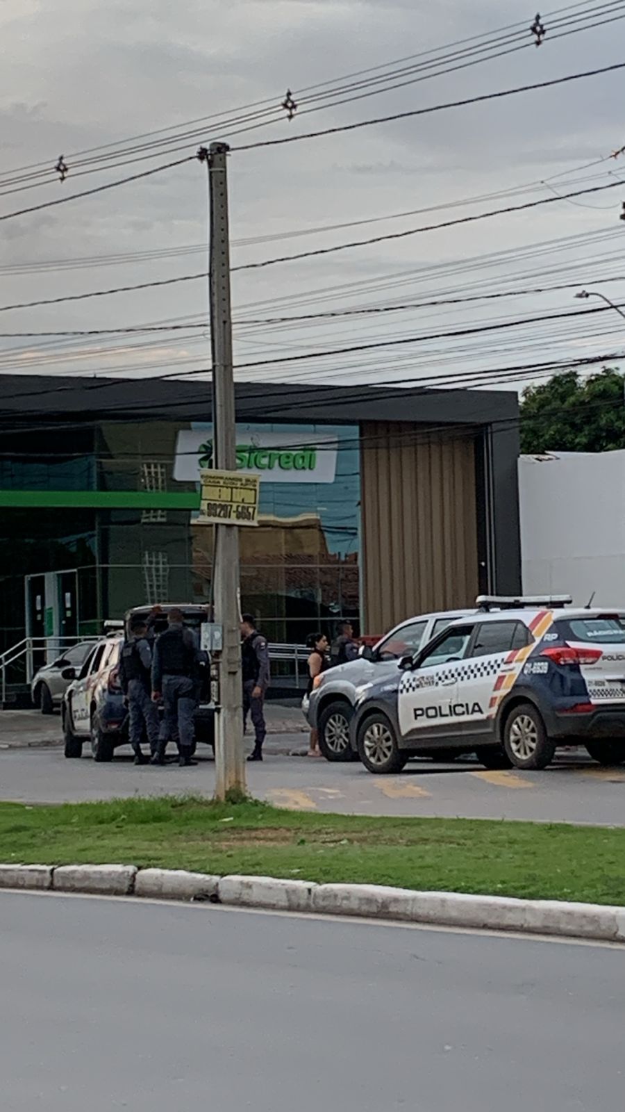 De acordo com testemunhas, o agressor abordou uma vítima de forma agressiva. No entanto, a acção imediata dos trabalhadores foi decisiva para imobilizar o suspeito