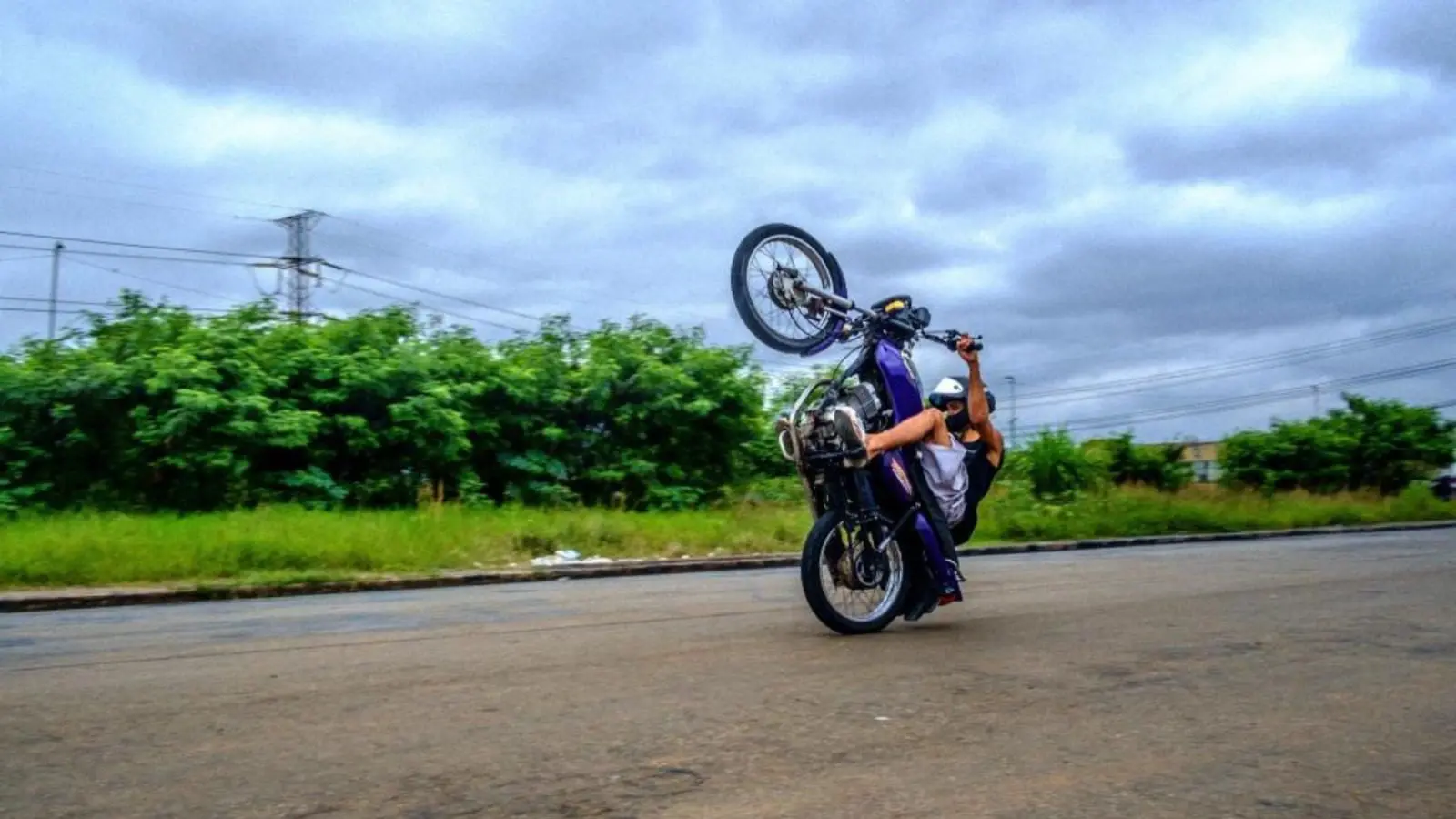 Operação da PM interrompe rolezinho de motoqueiros na madrugada de Natal em Cuiabá; VEJA VÍDEO