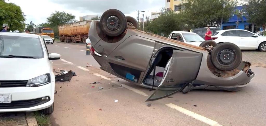 Condutora capota veículo após perder o controle na Avenida
