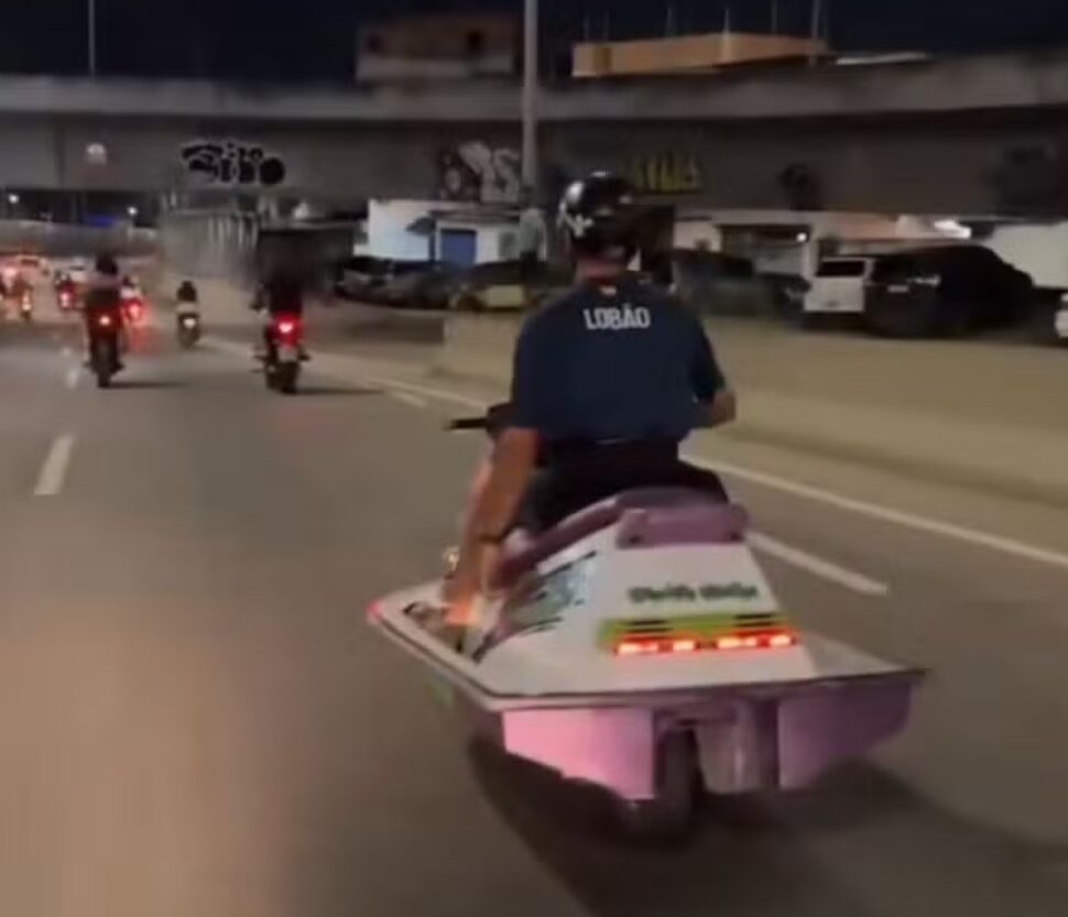 Motociclista inova e desperta curiosidade pilotando "Jetmoto" no RJ; VEJA VÍDEO