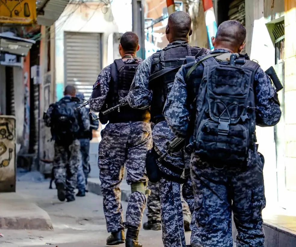 Produtor musical é salvo de julgamento criminoso pela policia em favela no Natal; VEJA VÍDEO