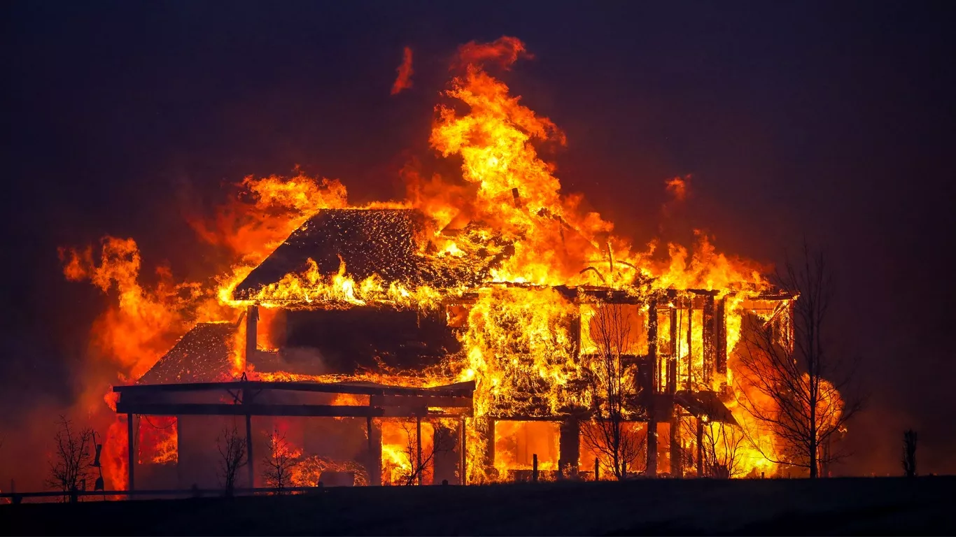 Casa nos EUA sofre explosão misteriosa e é consumida pelas chamas na manhã de Natal; VEJA VÍDEO