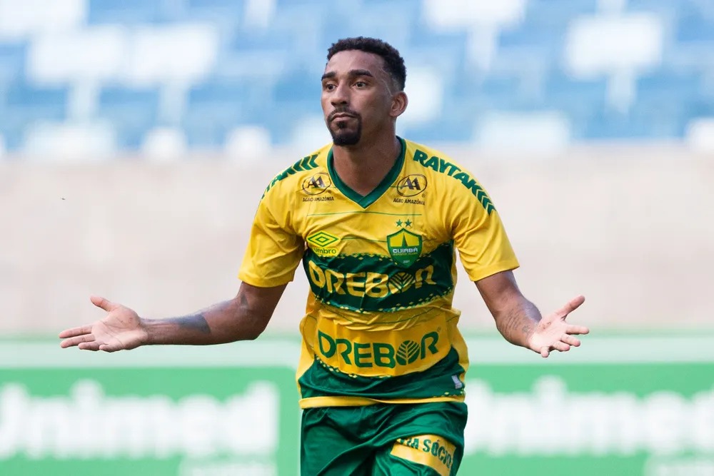 O Cuiabá suspendeu oficialmente o contrato do jogador durante o período de punição, mas firmou um acordo para adiantar os salários.