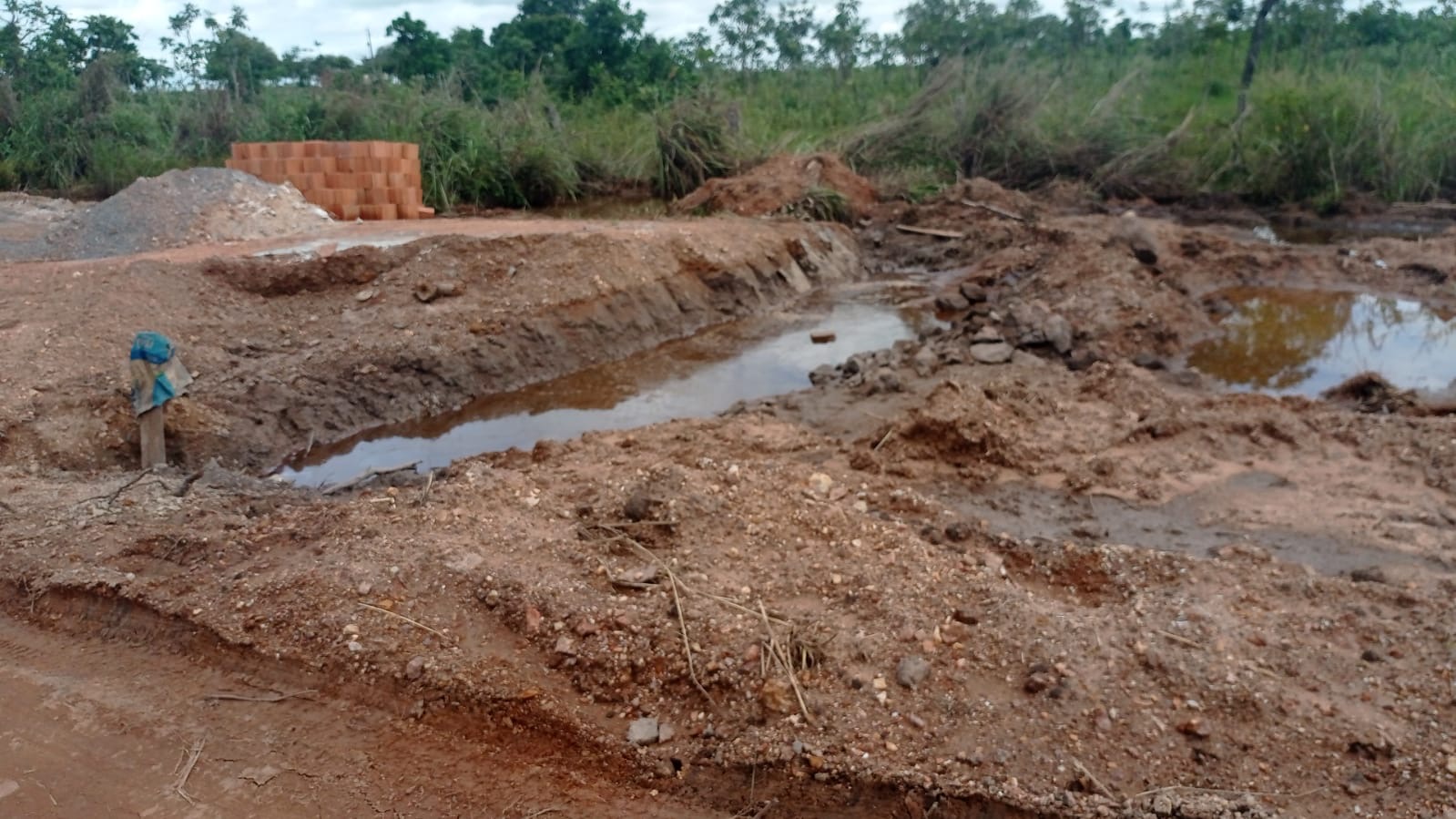 Máquina atolada em comunidade rural de Rosário Oeste gera caos e prejuízos; VEJA VÍDEO