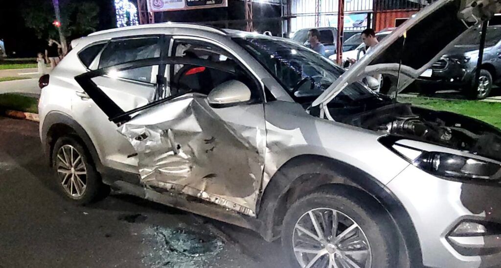 Bombeiros Resgatam Casal Preso em Veículo Tombado