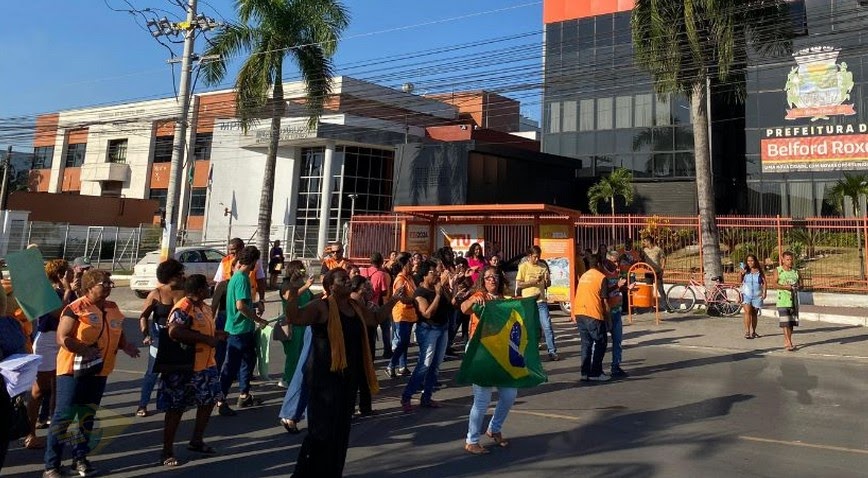 Servidores invadem prefeitura de Belford Roxo em protesto por salários atrasados; VEJA VÍDEO
