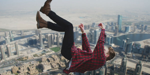 Queda misteriosa de jovem em hotel intriga polícia em Santa Catarina; VEJA VÍDEO