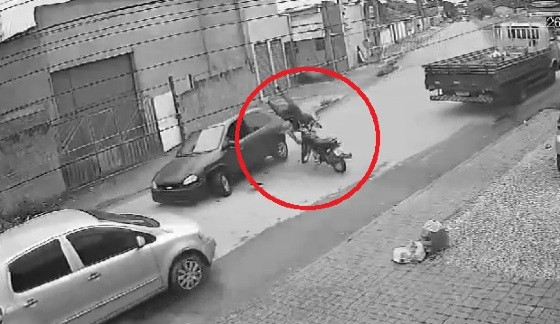 Motociclista voa após colisão em Cuiabá