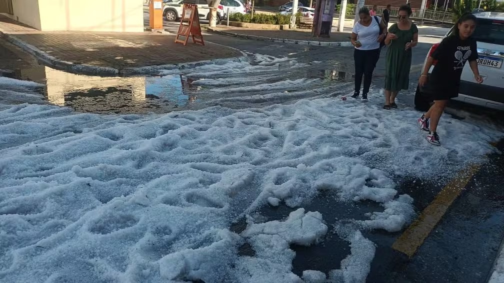 Tempestade com granizo causa desabamento e deixa feridos em supermercado de Barueri; VEJA VÍDEO