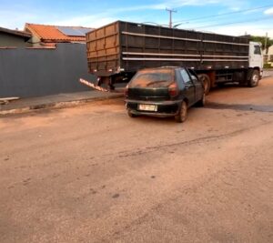 Motorista em alta velocidade bate veículo contra caminhão parado
