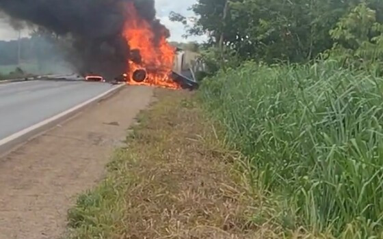 Caminhão e Carreta Colidem e Motoristas Morrem na BR-070