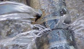 Vazamento em Brasília, na Asa Sul, expõe fragilidade no sistema de saneamento e gera revolta entre moradores; VEJA VÍDEO