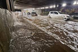 Porto Alegre fica debaixo d'água e chuva histórica causa caos em ruas e deixa milhares sem energia; VEJA VÍDEO