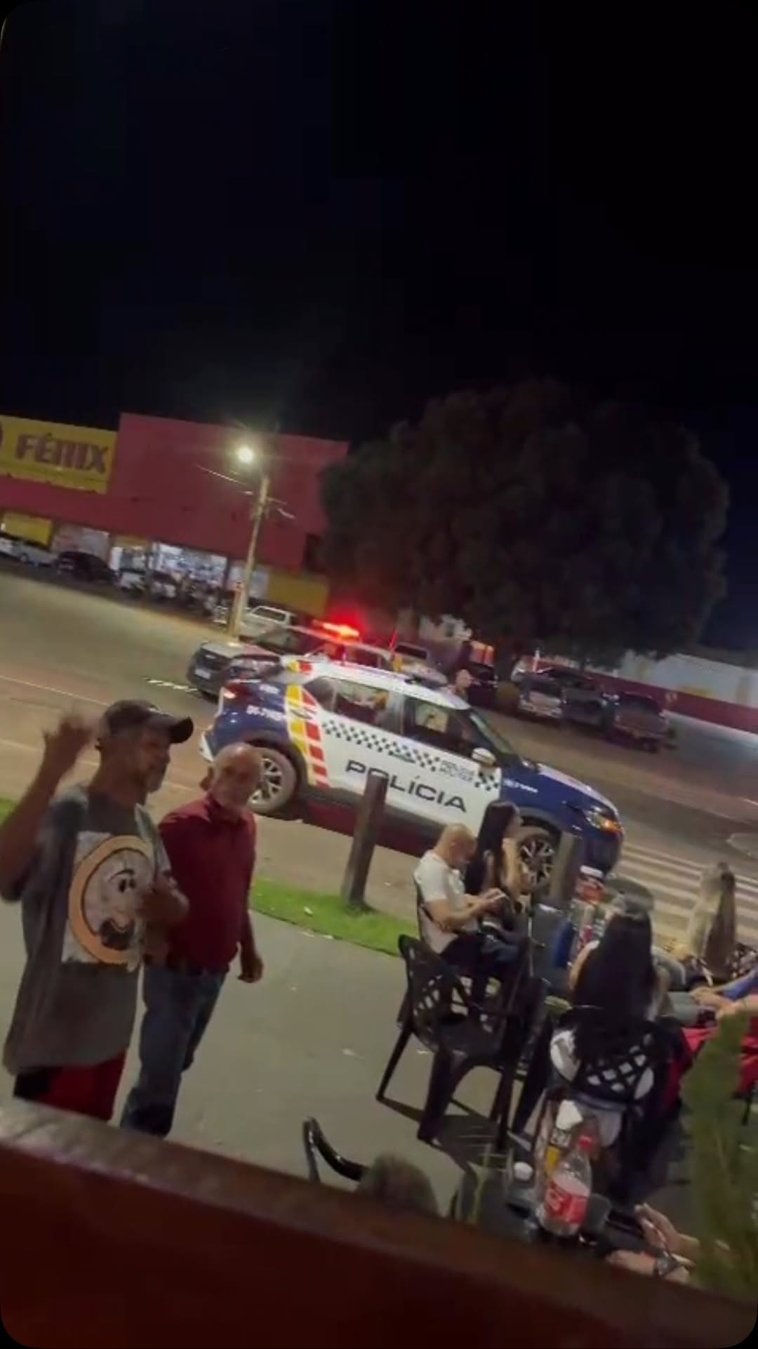 Mulher agride clientes e destrói pizzaria no Ano Novo