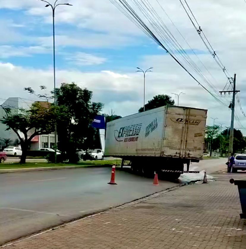 Motoristas enfrentam filas quilométricas após bloqueio na Beira Rio